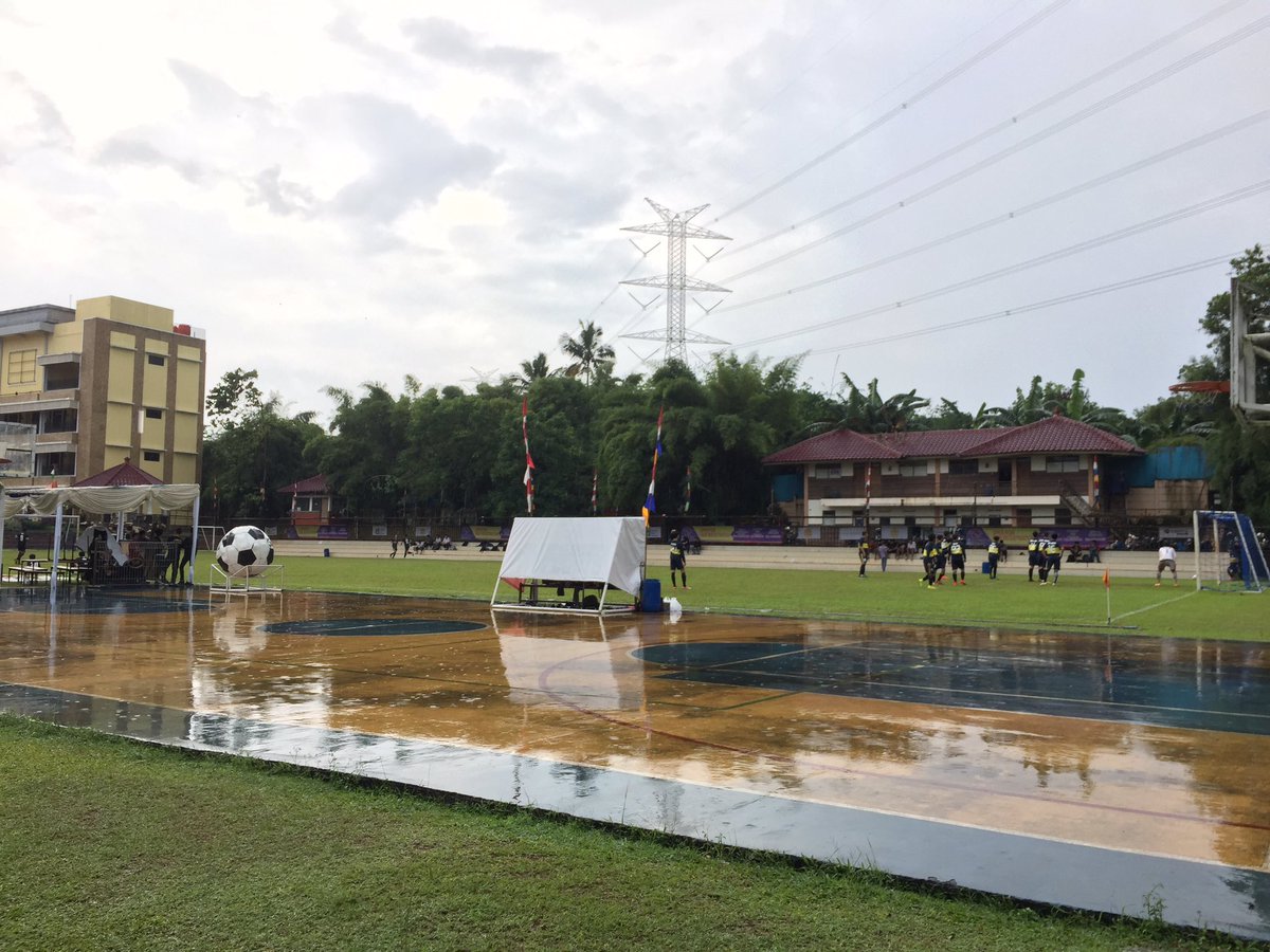 Kondisi hujan namun pertandingan tetap berlanjut semangat