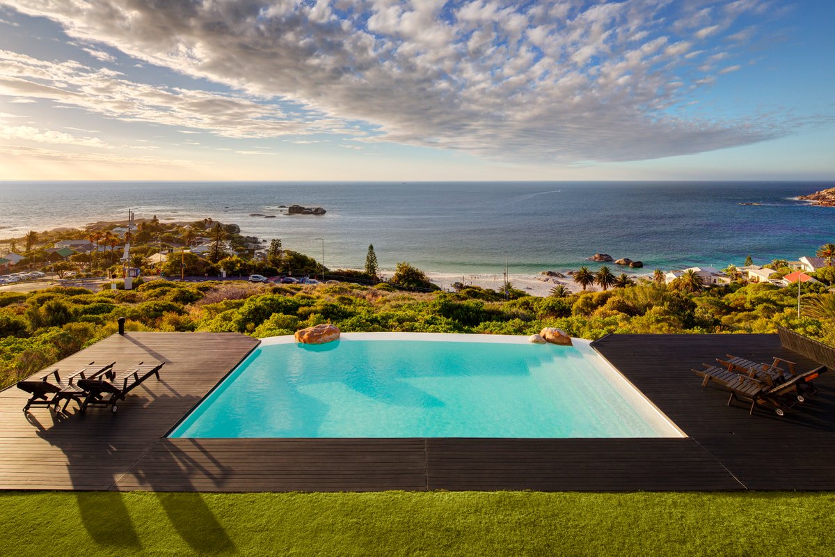 If today is a mid-week Friday, we hope you have a great long weekend. #luxury #capetown #campsbay #holiday #weekend inresidence.co.za/property/la-me…