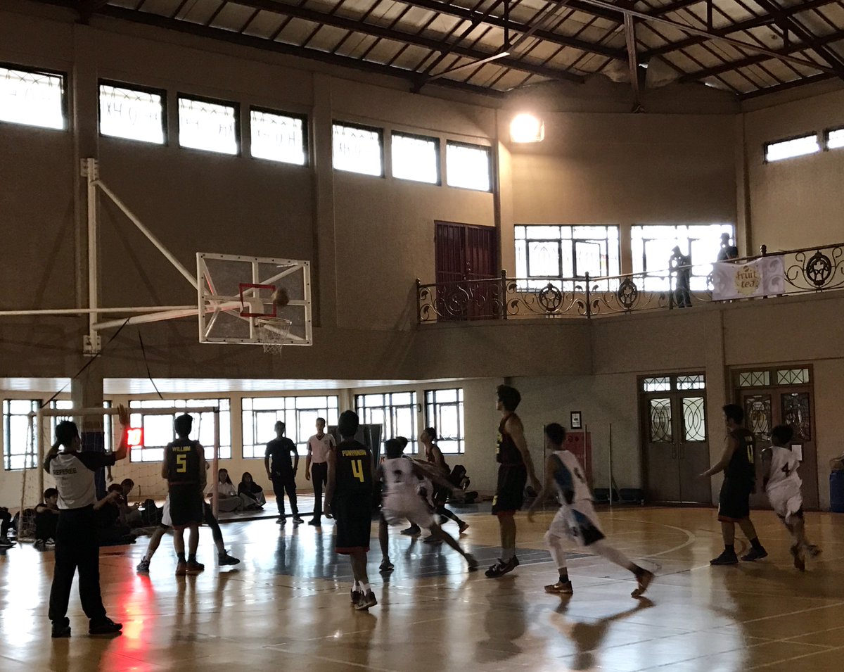 Pertandingan basket antara SMA 71 dan SMA 1 Jonggol.