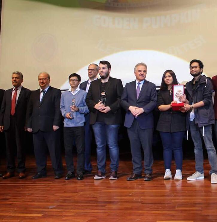 Golden Pumkin Kısa Film yarışmasında3.lük ödülü alan <a href="/Bvukisafilm/">BVU Kısa Film Kulübü</a> kulübümüzü tebrik ediyoruz. Kısa filmi aşağıdaki linkten izleyebilirsiniz