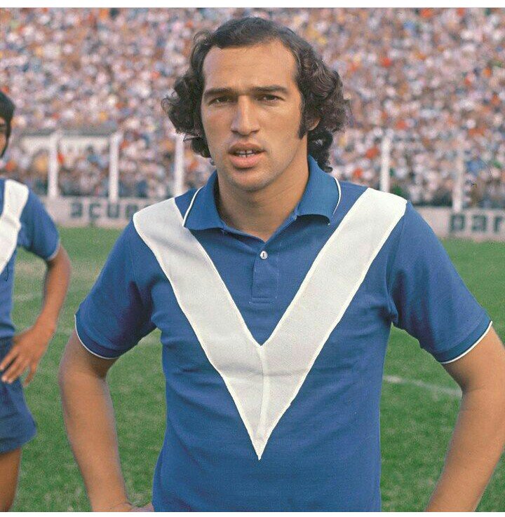 Happy Birthday to Boca and Vélez legend Carlos Bianchi. Here\s a photo of him before he turned into Larry David 
