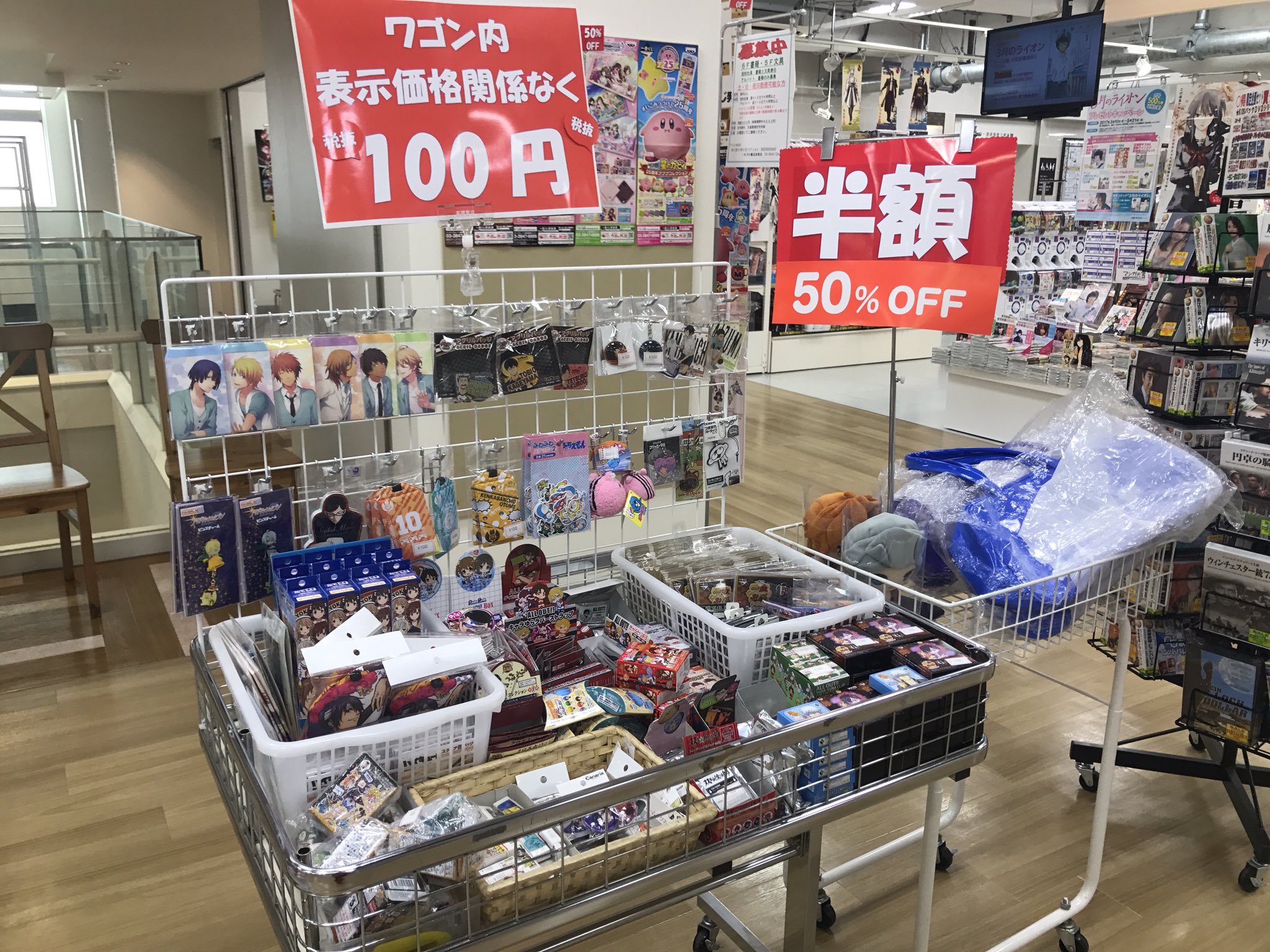魔女っこれい 浅草 Ekimiseにアニメランドとか言うオタクショップ とても良い 漫画やラノベの陳列が綺麗で探しやすいし オタクくじがいっぱいあるよ ここ 穴場かもしれない ワゴンセールもありえない価格だわ ここも全然 お客さんいないんだよな