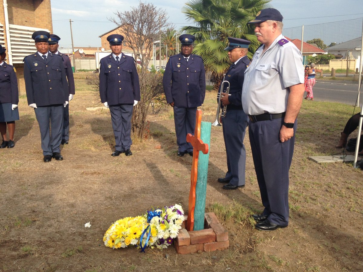 #CopShooting Wreaths have been laid at the Ravensmead police station this morning. LI