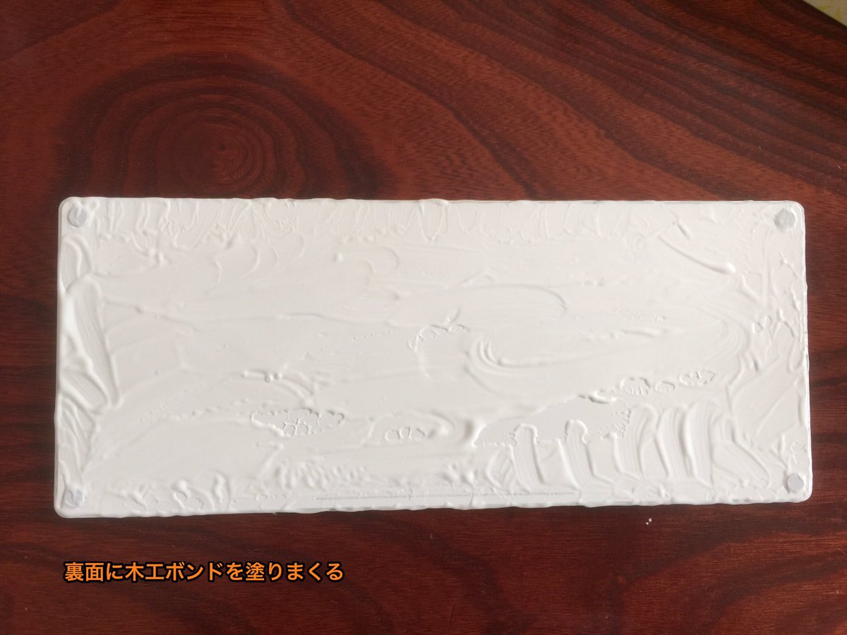 swiftman1175's tweet image. キーボードのカバーはあるけど、裏面を保護するのてないなぁ・・・傷だらけ・・・。今日故障交換品のマジックキーボードが届いたので木工ボンドで裏面を保護。