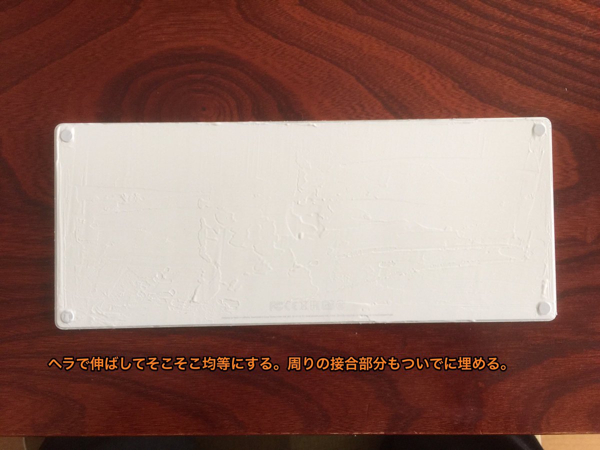 swiftman1175's tweet image. キーボードのカバーはあるけど、裏面を保護するのてないなぁ・・・傷だらけ・・・。今日故障交換品のマジックキーボードが届いたので木工ボンドで裏面を保護。