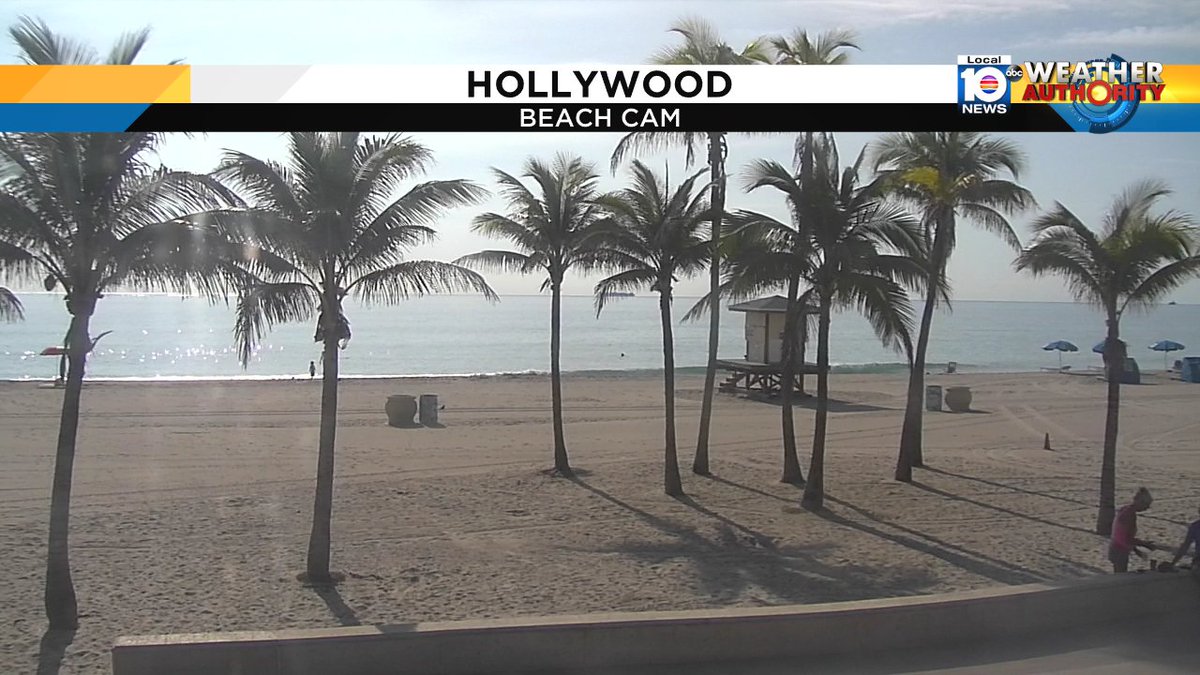 Still looking fabulous from our Hollywood camera. Get ready we see the clouds building & some pm showers. https://t.co/IFsIi1YVWX