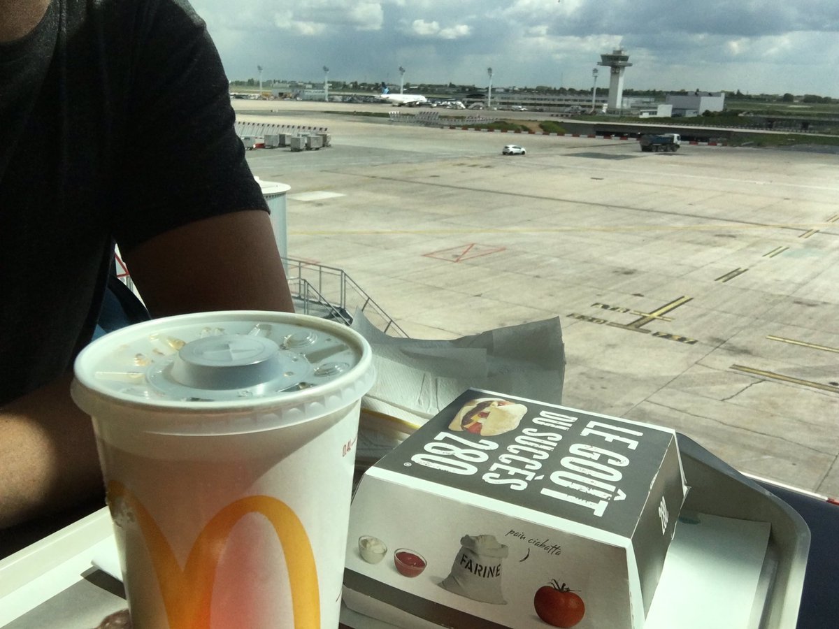 A l'aéroport, on reprend des forces!!!