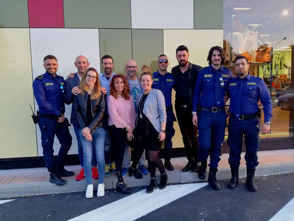 FullSecurityweb's tweet image. Una foto con lo staff di Pittarello di Castelletto Sopra Ticino(No). @mpittarello @PITTARELLOcom