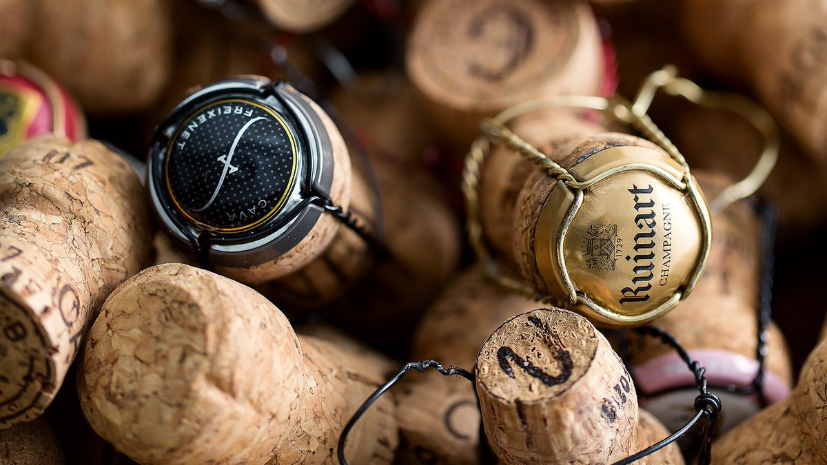 Vappu tulee, oletko valmis? Valitsimme Vuoden samppanjan ja kuohuviinin. #poks #samppanja #kuohuviini #vappu #kevät viinilehti.fi/2017/04/tassa-…