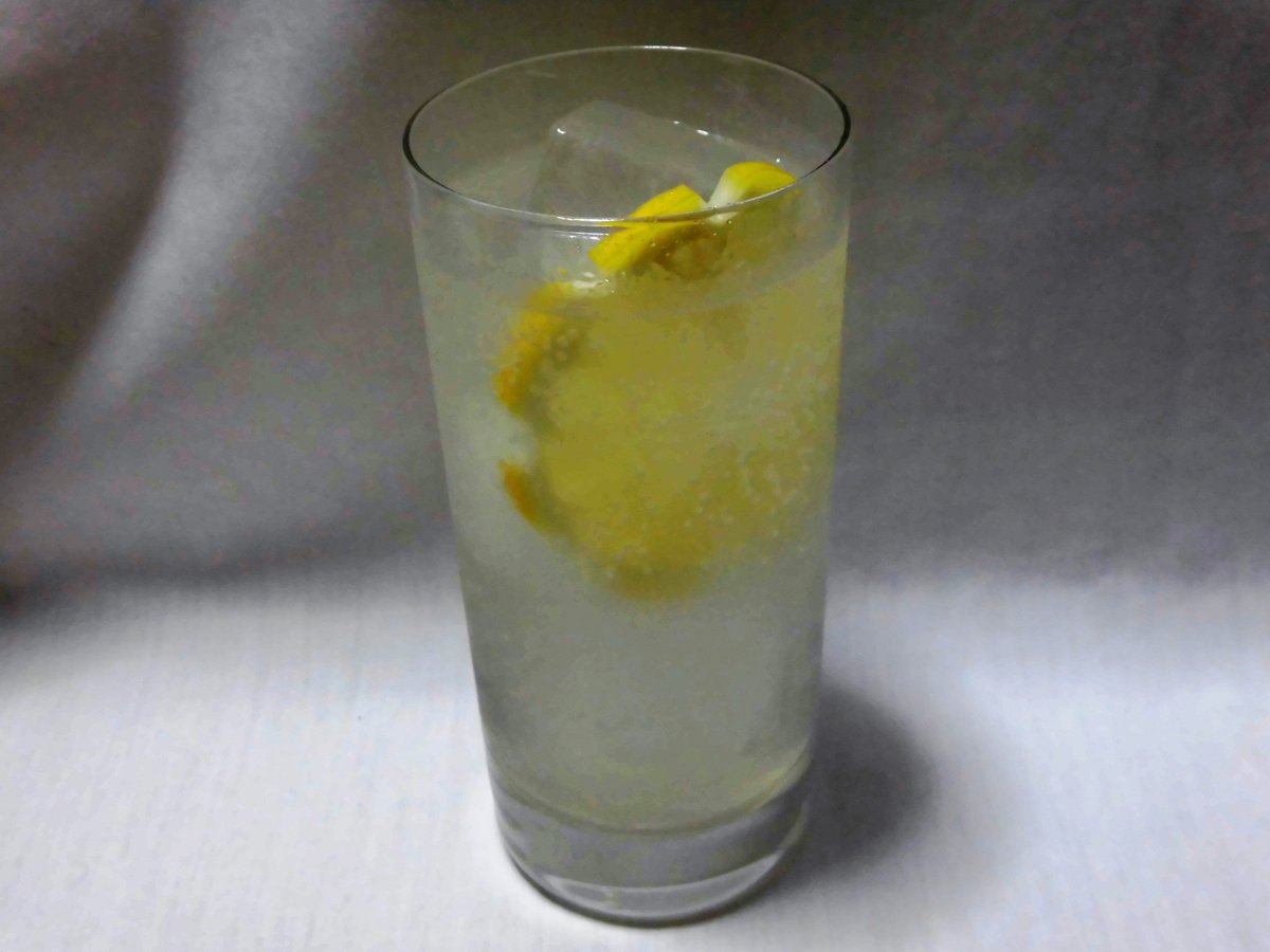 香草のエストラゴン Di Twitter ウォッカとフレッシュレモンジュースと シュガーシロップとソーダで作りました 飾り切りしたレモンスライスを入れました Cocktail チューハイ