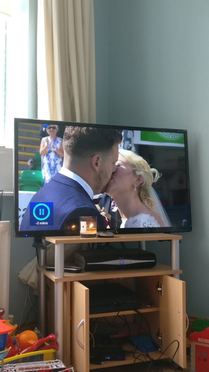 LOL_BlogIreland's tweet image. Ah there we are now. Being on #DTTBirl was an amazing experience 😀 @COCOtv_ @RTE2 #donttellthebride #DTTB