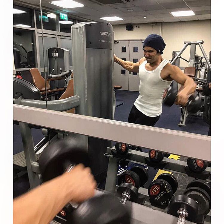 BodySculptorIN's tweet photo. .@Varun_dvn gives us serious workout goals while training for #Judwaa2 in #London https://t.co/kZEvp2dh1x