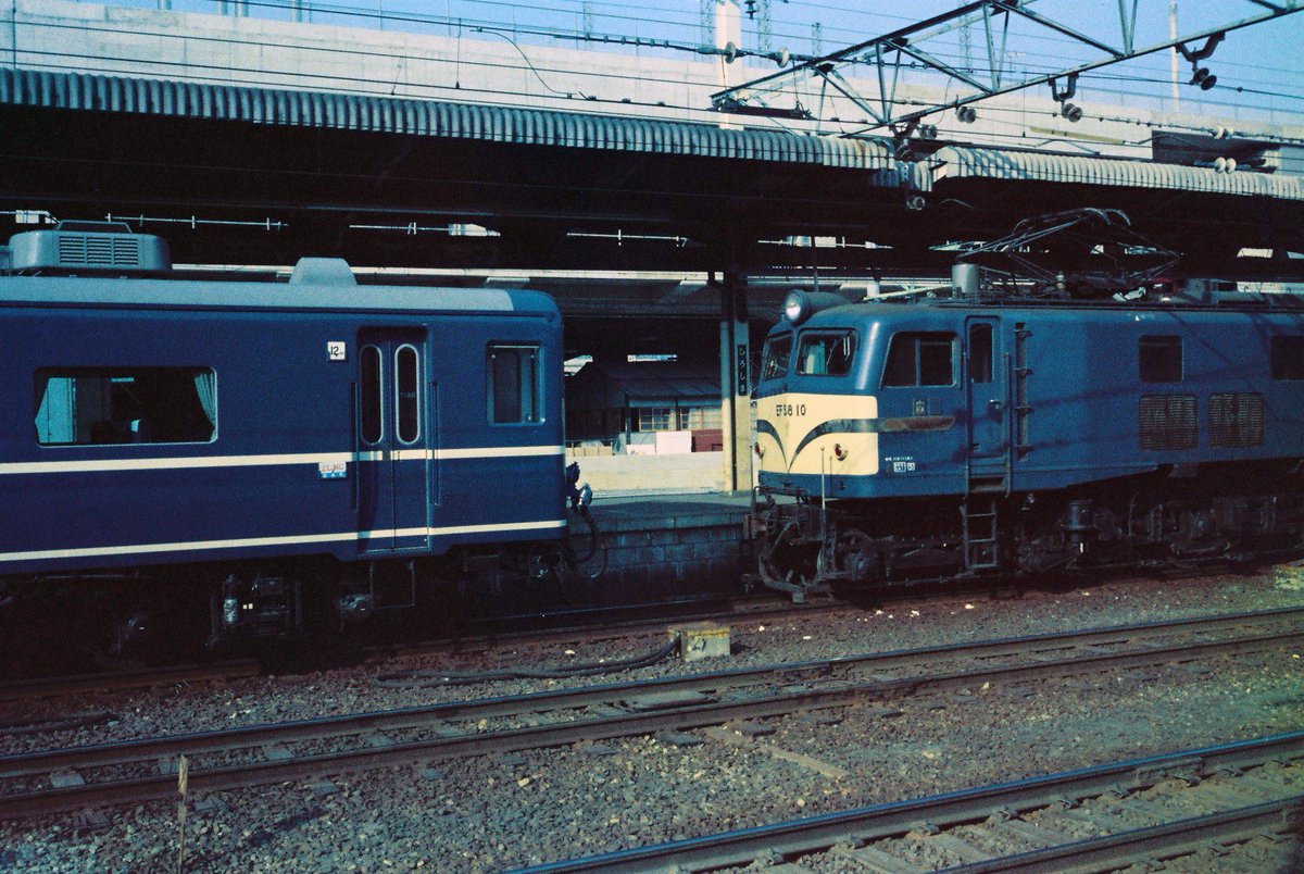 アルベース Twitterissa 1974年のネガから 臨時特急 しおじ Ef58が牽く14系客車という珍しい列車だった 後ろに見える新幹線ホームはまだ建設中 広島 国鉄 Ef58