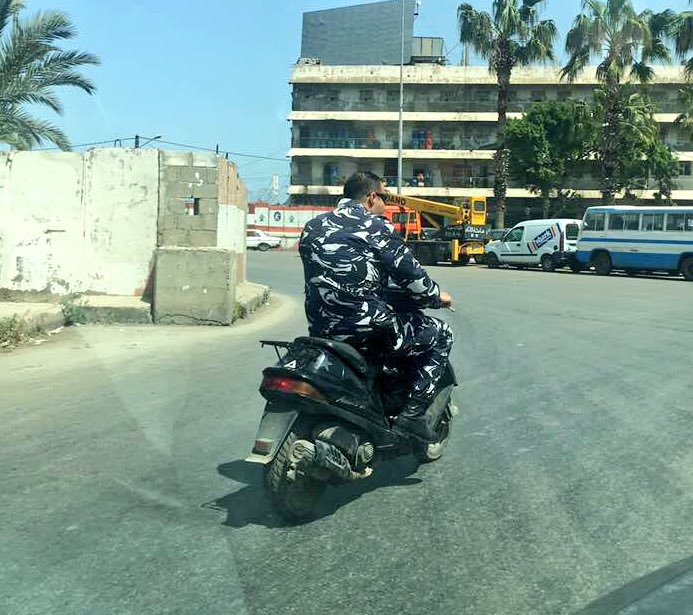 jarasscoop's tweet photo. #كل_مستمع_مراسل ل #JarasScoop
سنتين و٣ ايام على بدء تطبيق قانون السير،
دركي بدون خوذة على دراجة غير شرعية على دوار ابو علي #طرابلس. https://t.co/PCcEqLeJnX