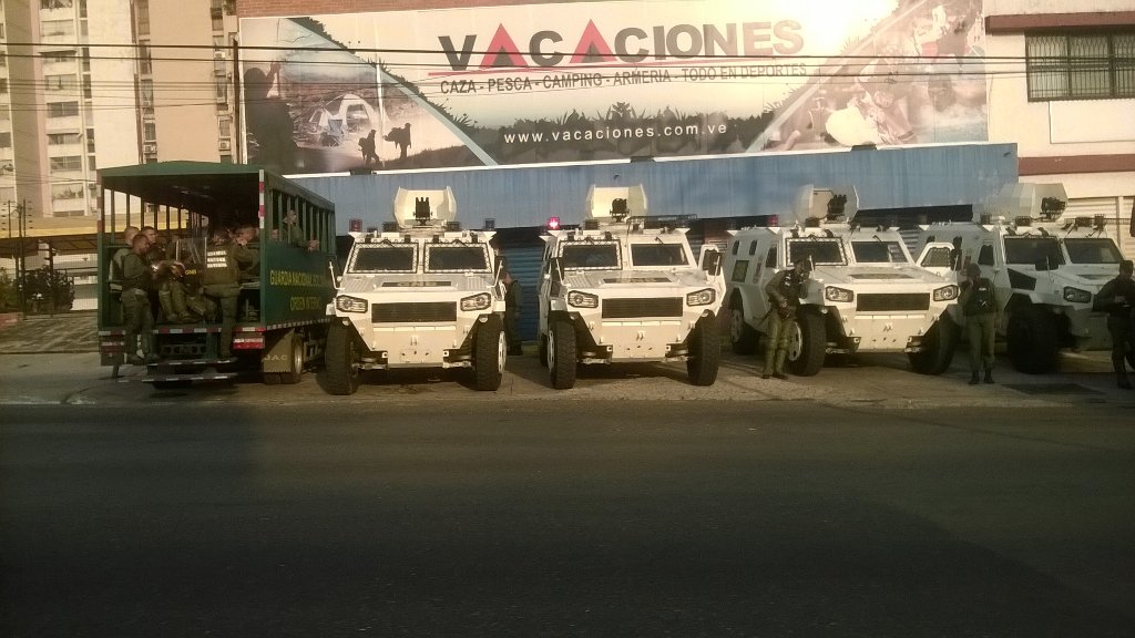 manuelvillafran's tweet photo. @trafficVALENCIA contingente de la GNB ubicado en el elevado los colorados (7:05 a.m.) https://t.co/yZ9SInqXd4