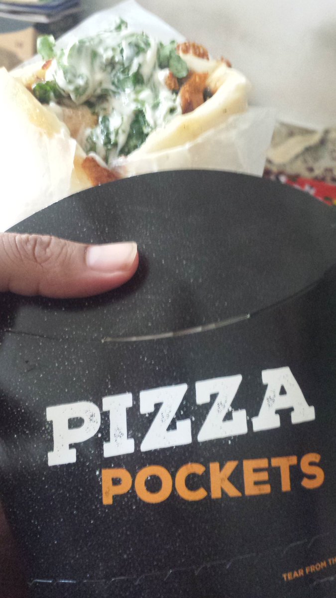 cricsohu's tweet image. Was hungry &amp;amp; tried #MealOnTheGo  #PizzaPocket by @PizzaHutPak is perfect solution 
Thanks Pizza....