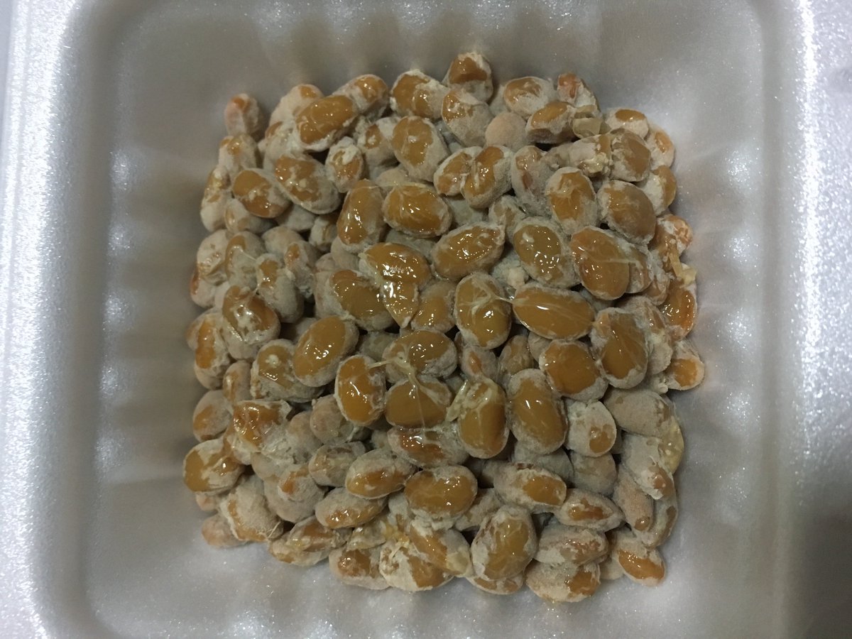 納豆を食べようとして思った事。1.適当にパースをつけてコントラストとかをいじる 2.このくらいの色を不透明度下げてのせる 3.発光で反射を書いて複製 4.複製したものを反転などして均一感を無くし、別々でぼかして軽く消したりし調整 5.人を描いたら川っぽい