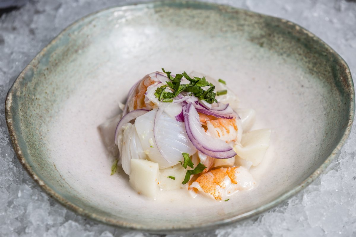 #Shikku es fusión. Has probado nuestro Ceviche variado con crujiente de calamar, un plato con un toque picante. #Restaurante #Foodie #Sushi