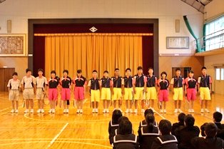 部活動紹介から約３週間！
テニス部女子なんと、５人から９人に！
団体組める！っとワクワクです！
１年生うますぎ…負けずと頑張る２.３年
生！番手争い！総体まで４２日！
気合い入れて頑張るぞ～♪