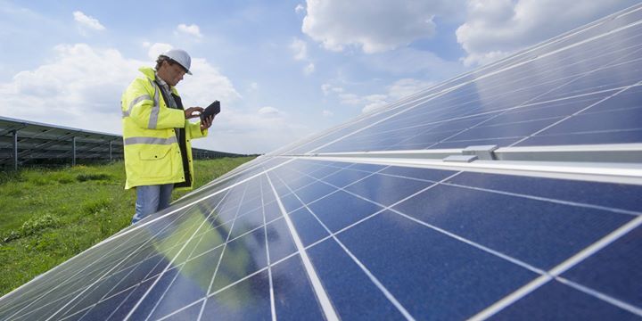 Clean technology. Возобновляемая энергия. Sustainable Energy. Солнечная энергия и мужчина. Professional workers installing Solar Panels. Renewable and sustainable Energy.