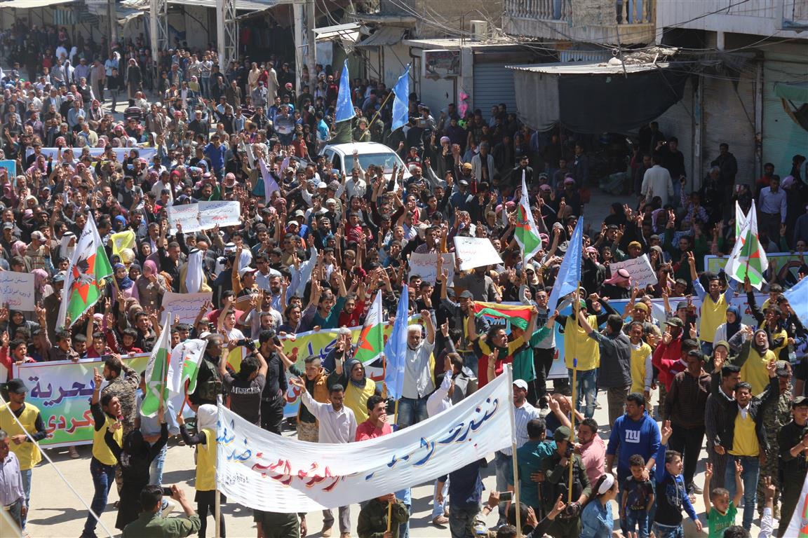 mustefaebdi's tweet photo. Thousands in #sarrin  #aleppo protest on the streets in the aftermath of  simultaneous Turkish airstrikes on #Derik #Sinjar. #twitterkurds https://t.co/xAzju9kgCM
