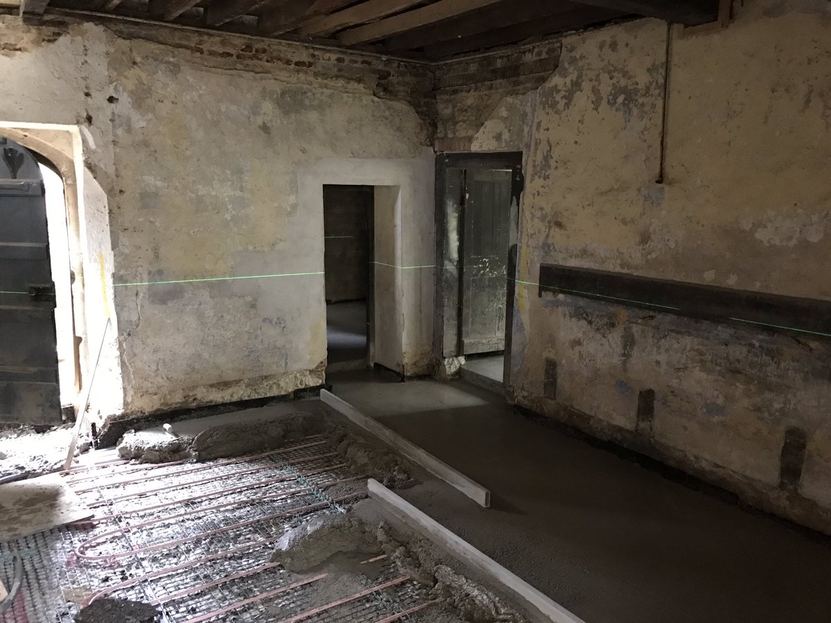 PlastererMark's tweet image. Breathable limecrete floors now completed at the stunning grade 1 Knole House Sevenoaks .Plastering to follow .