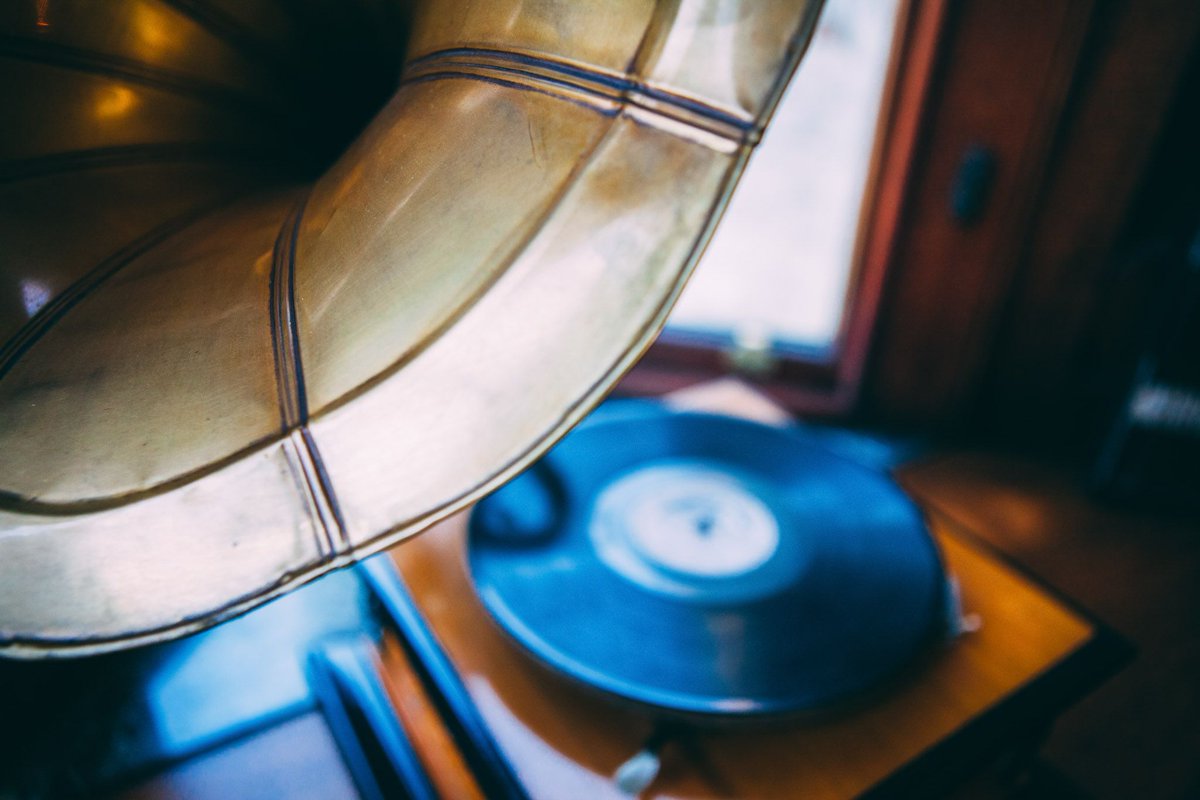 Join us this Friday for our live pianist playing in the Music Room.
Enjoy a cocktail (or two!) and watch the world go by.