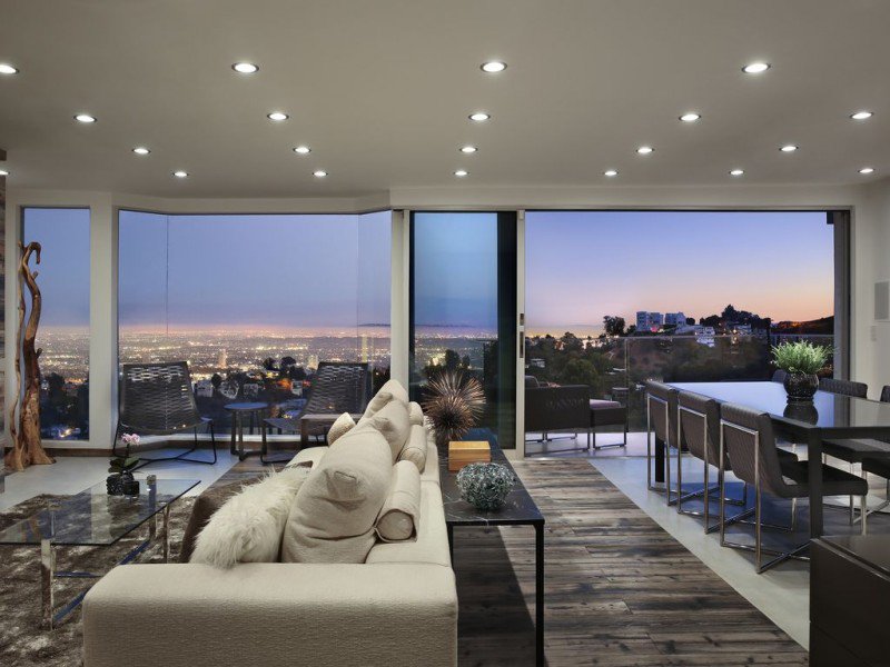 travelkeys's tweet photo. Actual jetliner views from this Hollywood 3 Bedroom. Modern and stunning and ready for your travel to Los Angeles. https://t.co/01BUOaMQBJ