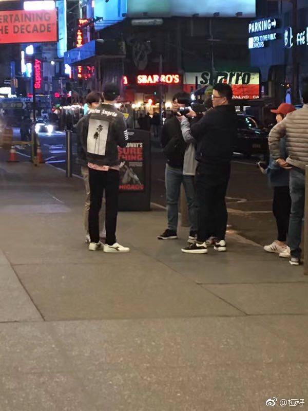 dessgleekss's tweet photo. EXO SHOWTIME 2.0?????
OK let's wait for our spoiler king Oh Sehun to give us a hint then!!!! https://t.co/uTfC5ugQkk