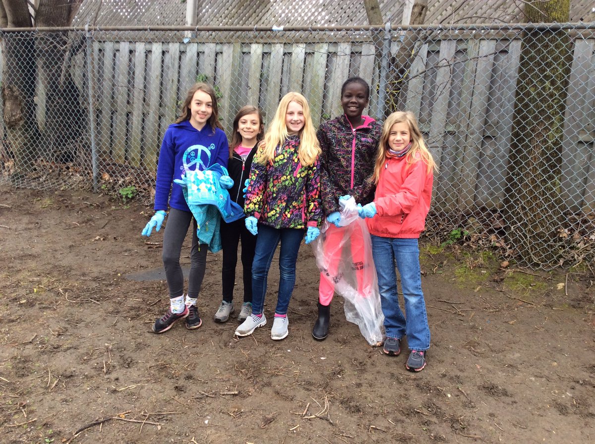 Grade 4's and 5's in action! #earthdaycleanup