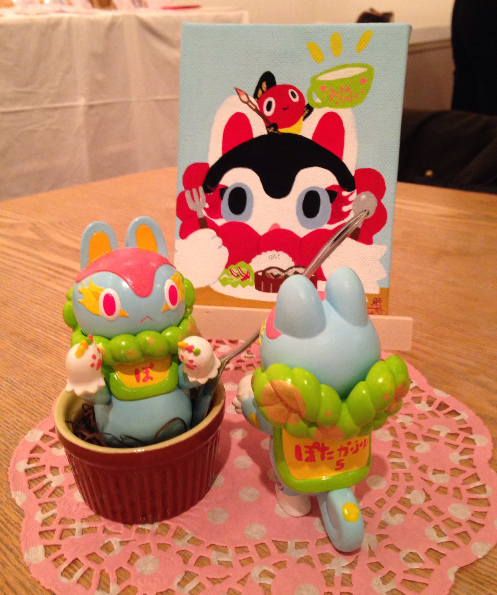 照 紗 Teresa Chiba Pa Twitter ぽたかふぇ 五周年記念展示の出展作品はこちら ぽたかふぇ のロゴのカラーをあしらったカラフルなイヌハリゴンのワンオフ作品とミニキャンバス作品です V イラストのイヌハリゴンがもぐもぐしてるのは大好きな煮込みハンバーグ