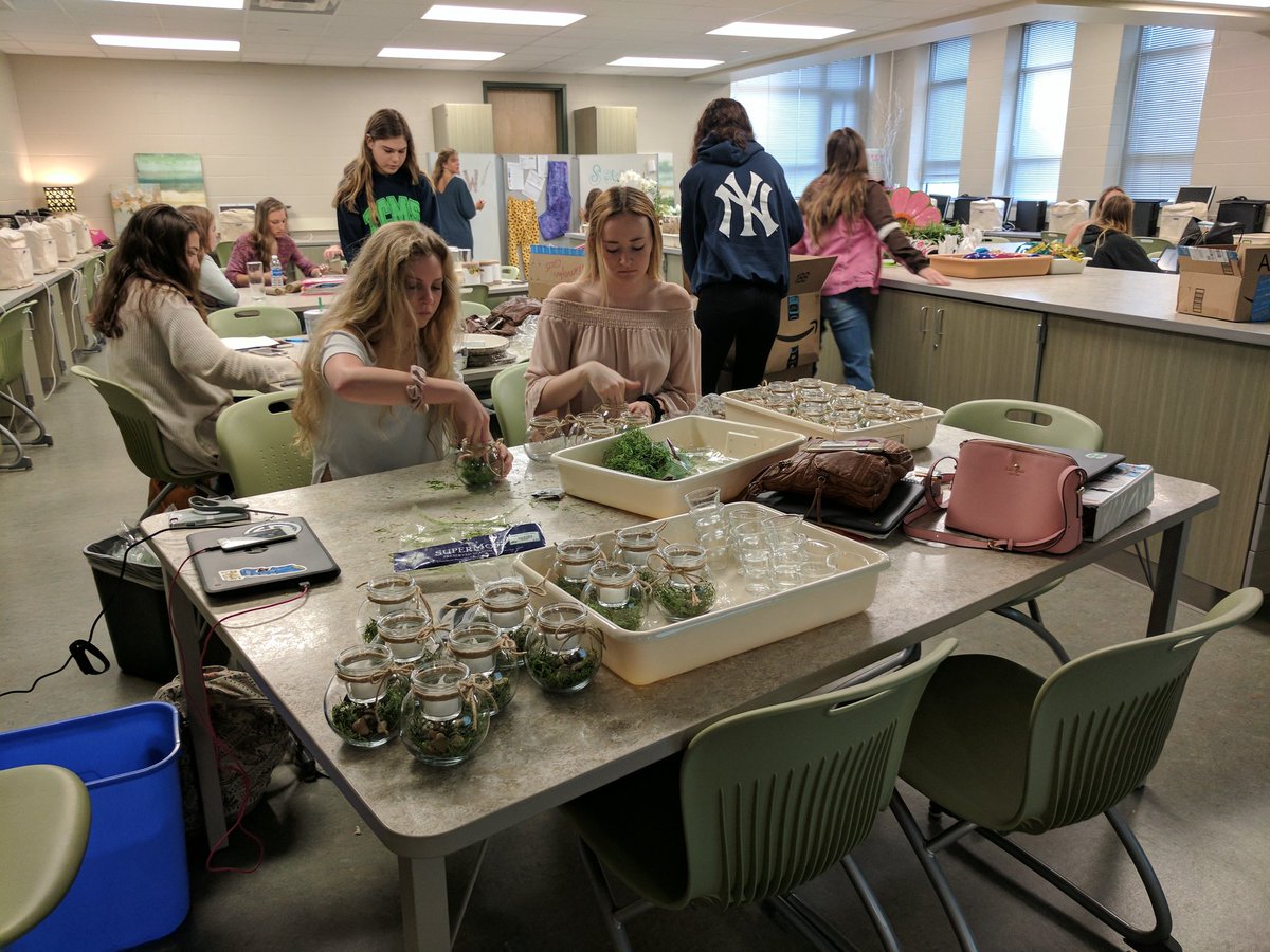 LisaLongVB's tweet image. Mrs.Harrington's Intro to Design class preparing for community celebration @KellamHigh. #branchingout