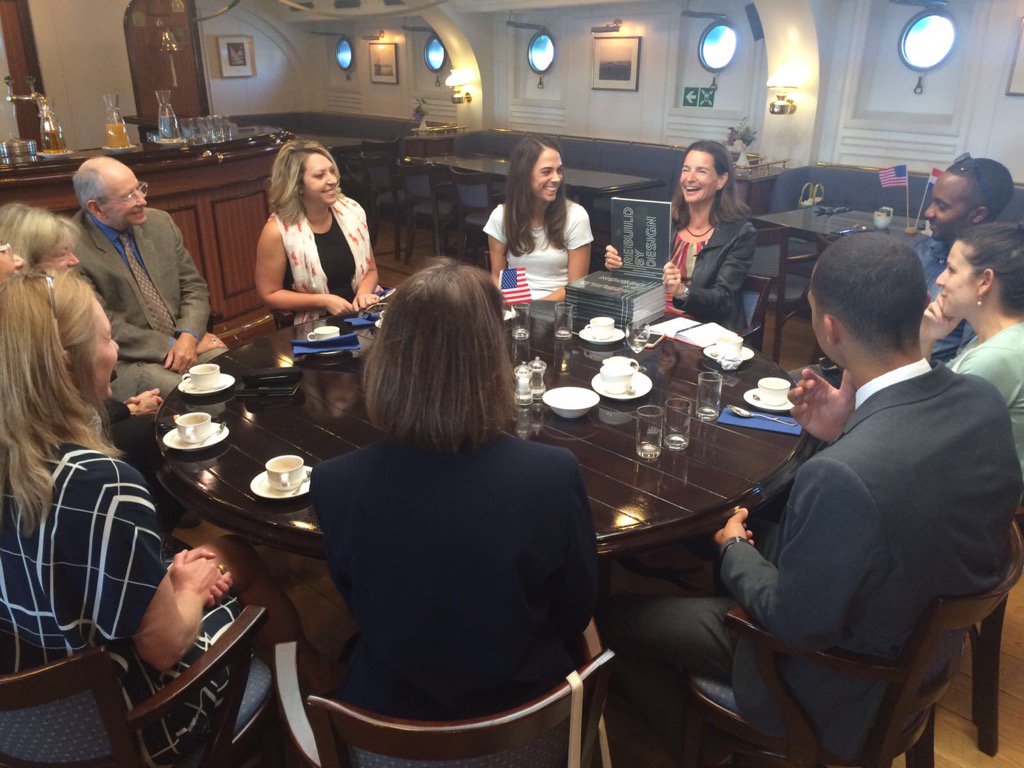 nathalieolij's tweet image. Handing book #rebuildbydesign after discussing #sealevelrise cooperation Netherlands &amp;amp; South Florida @henkovink