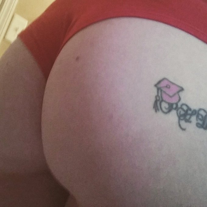 #humpday #humpdaywin #tattoo #inkedgirl #Phd #smartass #bigbutt
@HottieCentralxx
@StarCamPromo
@TeamCamgirls
@Bigtitbabes
