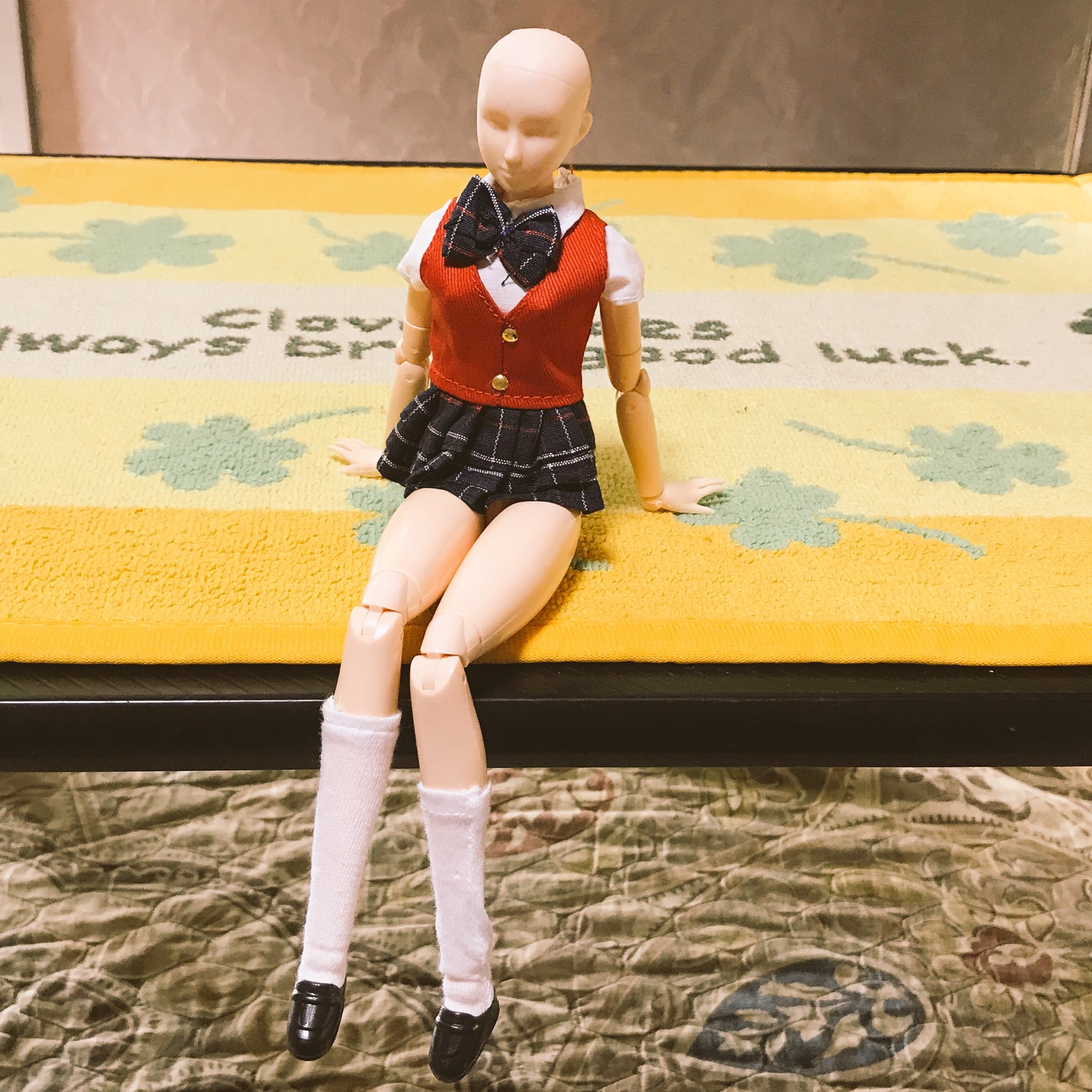 Haru A Twitter うちにいる デッサン人形が裸で可哀想なので 100円ショップにあった人形用の服を着せたら小さすぎたり 水着を手作りしてみたり 笑 結局amazonで見つけたバービー人形用の服に落ち着きました てか 1人で立てるのすごいw T Co Uzfwood6r5