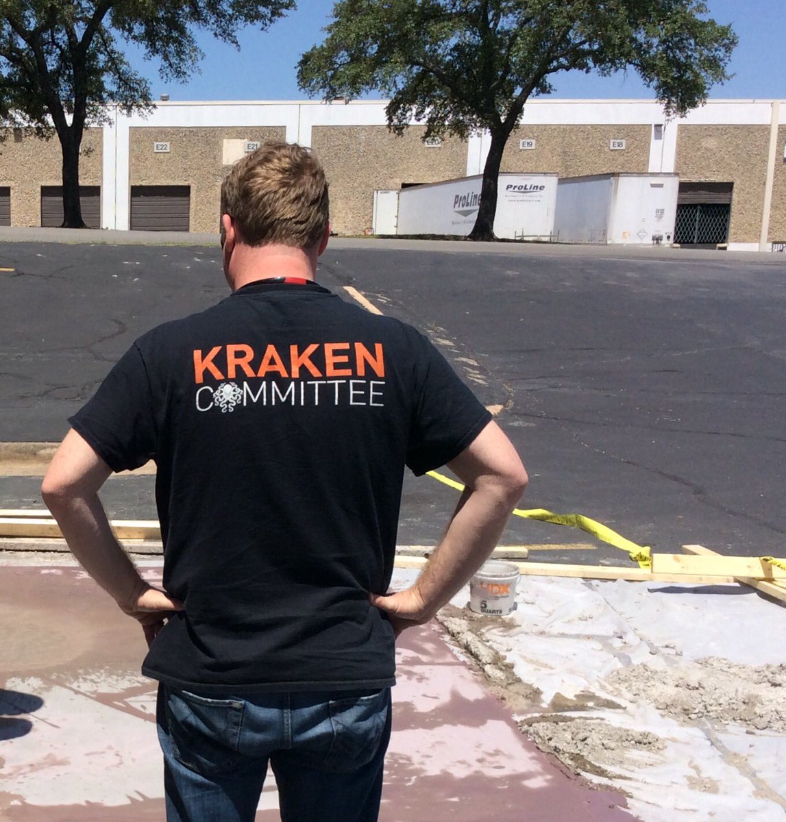 Installing floor day after pour #csikraken <a href="/CheriseLakeside/">Cherise Lakeside, FCSI</a> <a href="/CSI_Austin_TX/">CSI Austin Chapter</a> #KarateChop #concrete #fixingconstruction