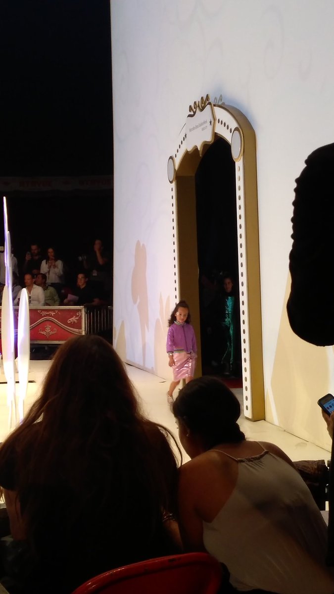 TheRunwayNews's tweet photo. My Little Pony interpretado por @AlexiaULIBARRI 
Una colección divertida, colorida y llena de brillo.
#MBFWMx #OI17  @fashionweekmx https://t.co/4lb06PsLBF