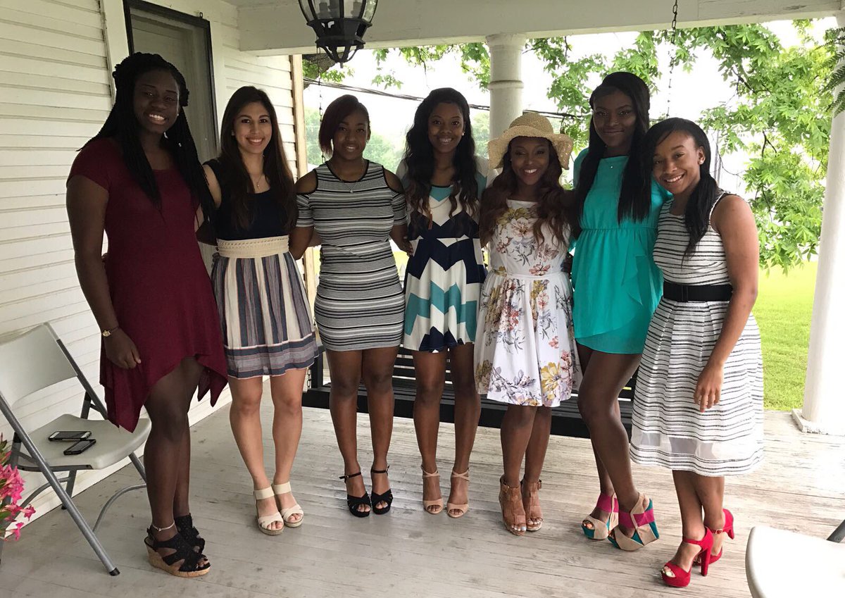Some of the ladies at the Sophomore Tea. Oh, you fancy! ☺️☕️