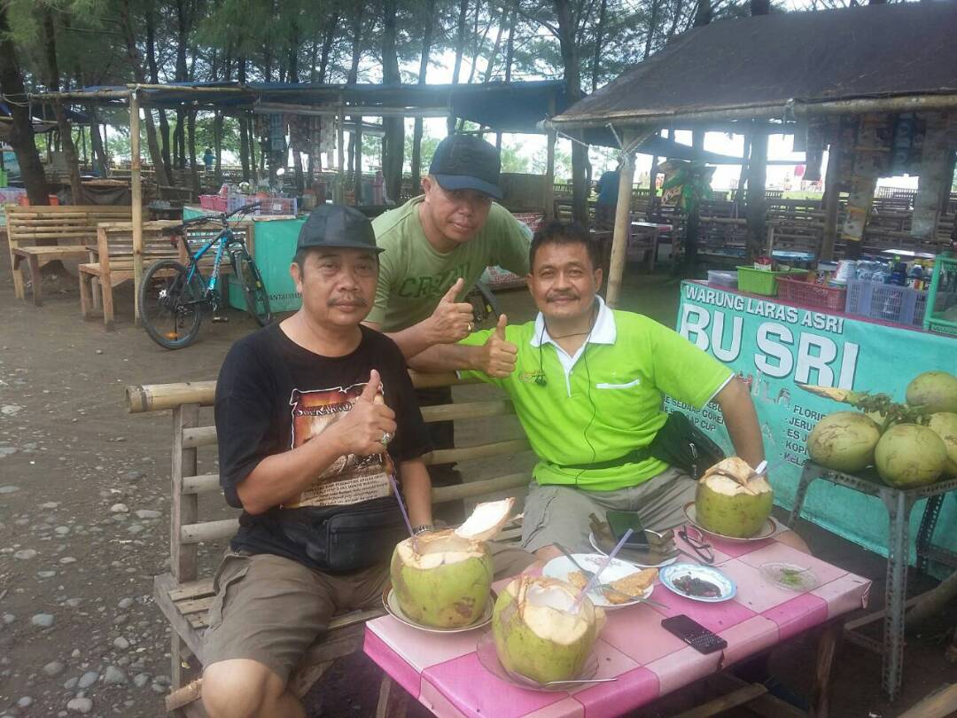 Sapardi_MSi's tweet photo. Menikmati air kelapa muda di pantai widuri, selepas sepeda santai dan olah raga... https://t.co/ch6myoD41r