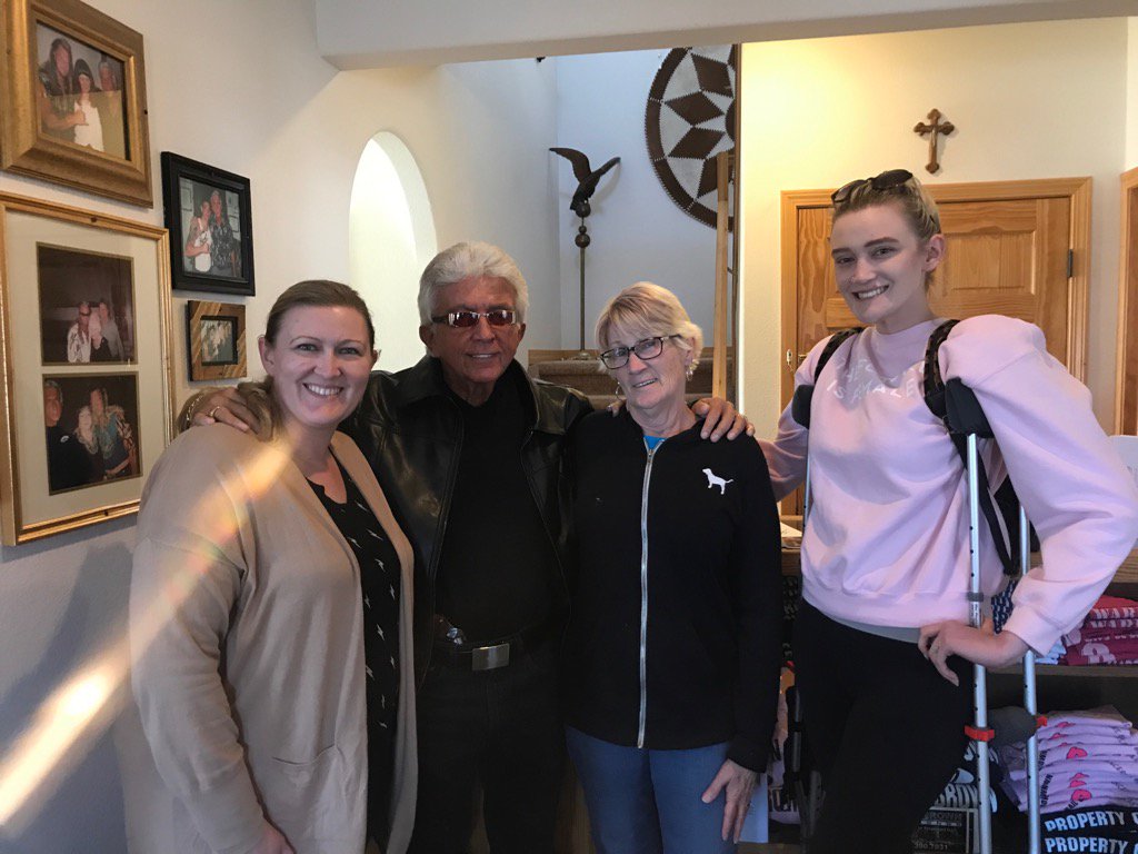 bobbybrown719's tweet photo. Another #BehindTheScenePic of #FANtasticFANS from Iowa they came by #GR8FUN Bought shirts TookPics #GotAutographs https://t.co/mu0p36NMhe