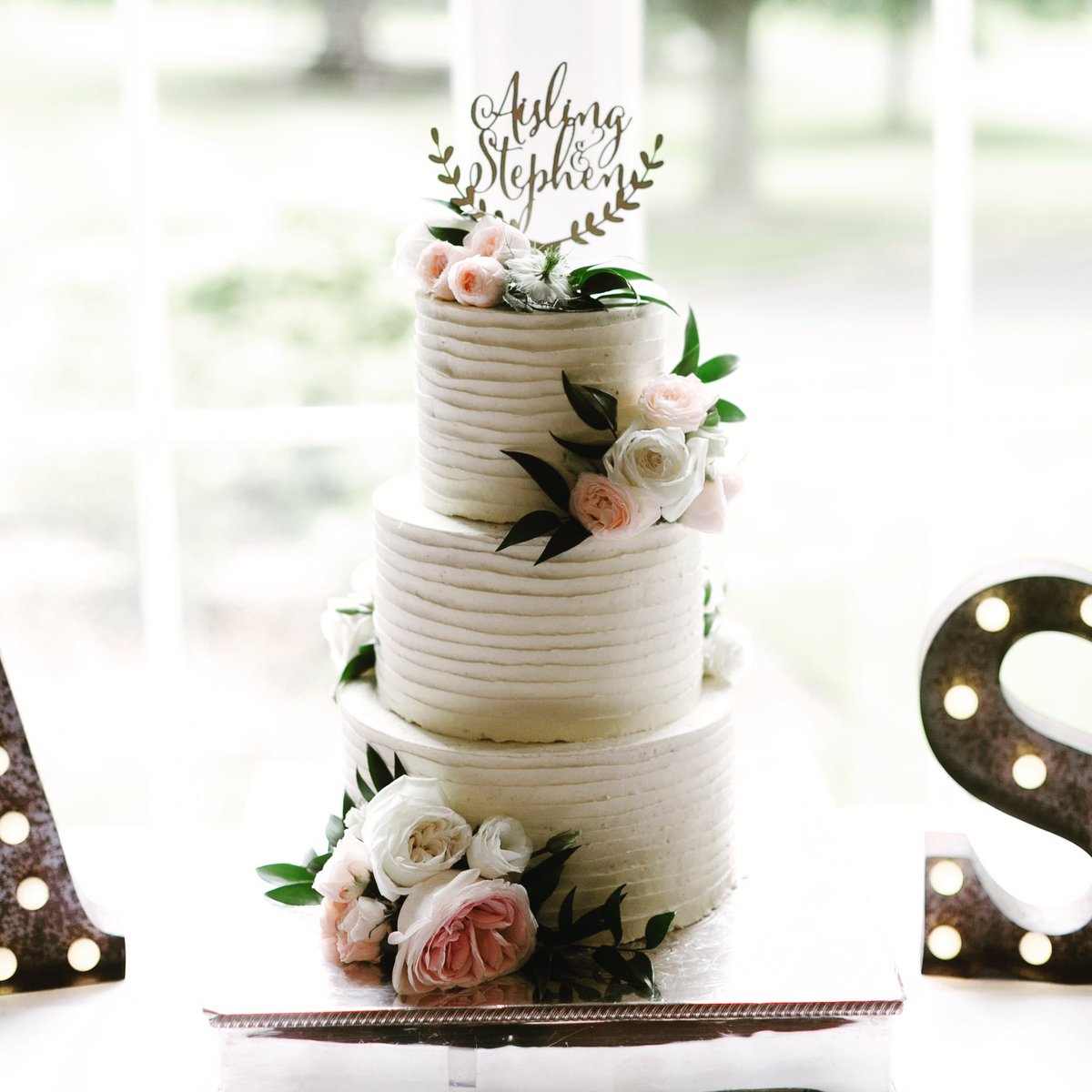 cgcakedesign's tweet photo. buttercream wedding cake @luttrellstowncastleresort &amp; flowers by @bellabotanica Some of this wedding cake made it all the way the Maldives https://t.co/SpyEYGe2k9
