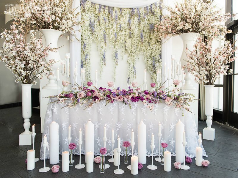 With fresh #flowers bursting left &amp; right, it’s no wonder this table was inspired by the untamed beauty of #spring 💜 bit.ly/2q7K6sq