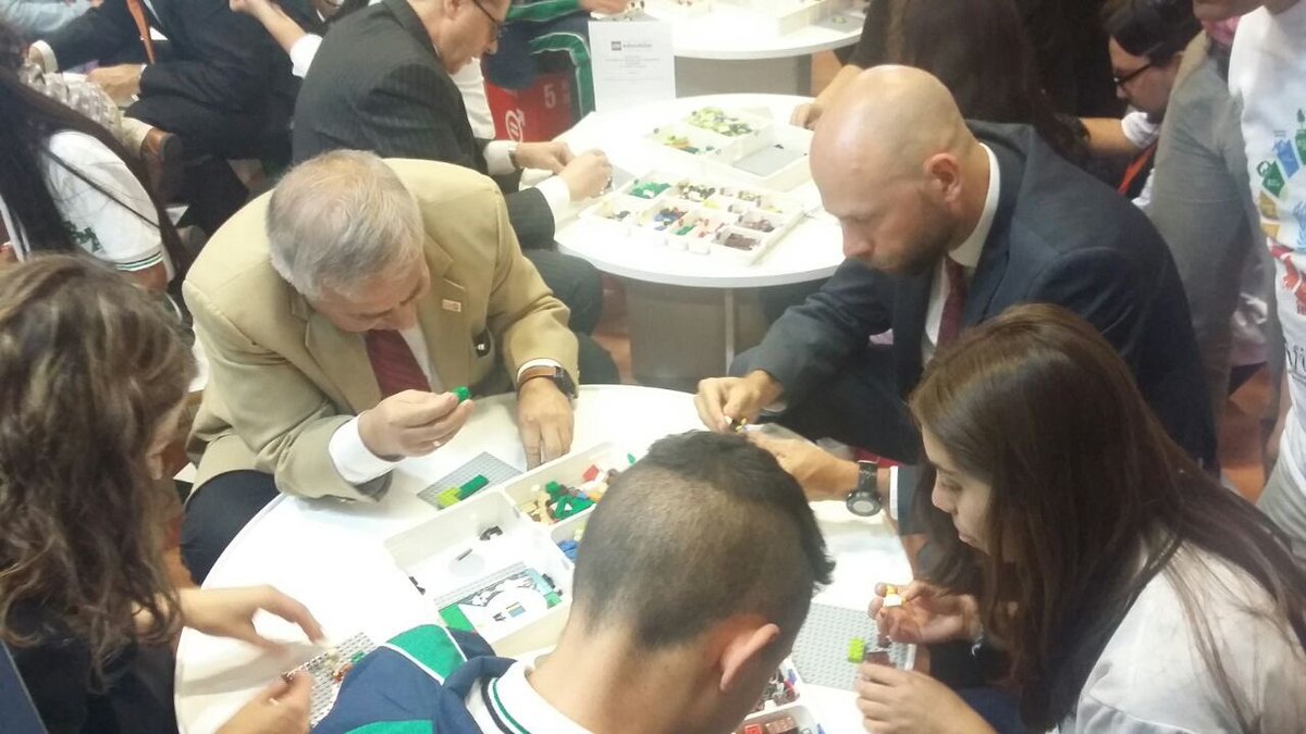 Construyendo el mundo soñado con <a href="/LEGO_Education/">LEGO Education</a> en el stand de <a href="/onucolombia/">ONU Colombia 🇺🇳</a> en la <a href="/FILBogota/">FeriadelLibroBogotá</a>