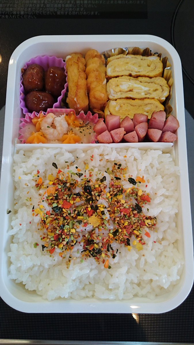 Hiro Twitterissa 久しぶりのお弁当 今日は娘のも 玉子焼き ウィンナー チキンナゲット ミートボール 海老グラタン 見事に野菜なし 幼稚園で初めてのお弁当なので 娘の好きな物ばかり入れたら野菜が まぁ 今日だけはいいかな そして