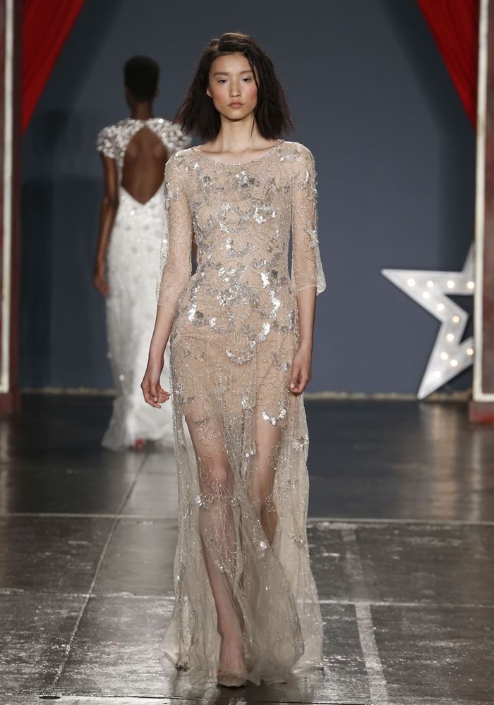 From elegant beading to sparkles and lace appliqué, these detailed dresses are everything from decadent to dreamy. weddingideasmag.com/new-york-brida…