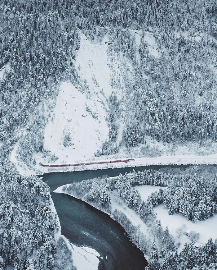HayQueSaberlo's tweet photo. Momento en el que un tren rojo atraviesa las blancas montañas escarchadas con nieve del pueblo Filisur, en los Alpes Suizos. https://t.co/JJ2GTz7PZh