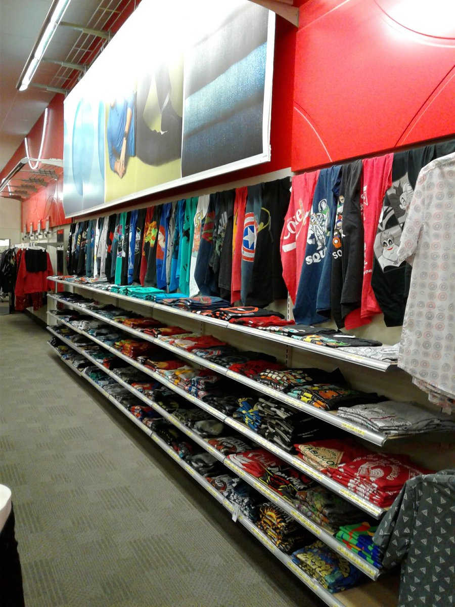 MollyMerch's tweet image. Day 2 Men's Revamp: Graphic Tee Wall and a real. live. DENIM SHOP!! 👖 @SamanthaVMML