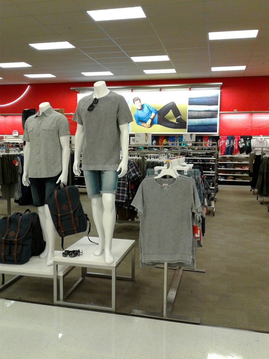 MollyMerch's tweet image. Day 2 Men's Revamp: Graphic Tee Wall and a real. live. DENIM SHOP!! 👖 @SamanthaVMML