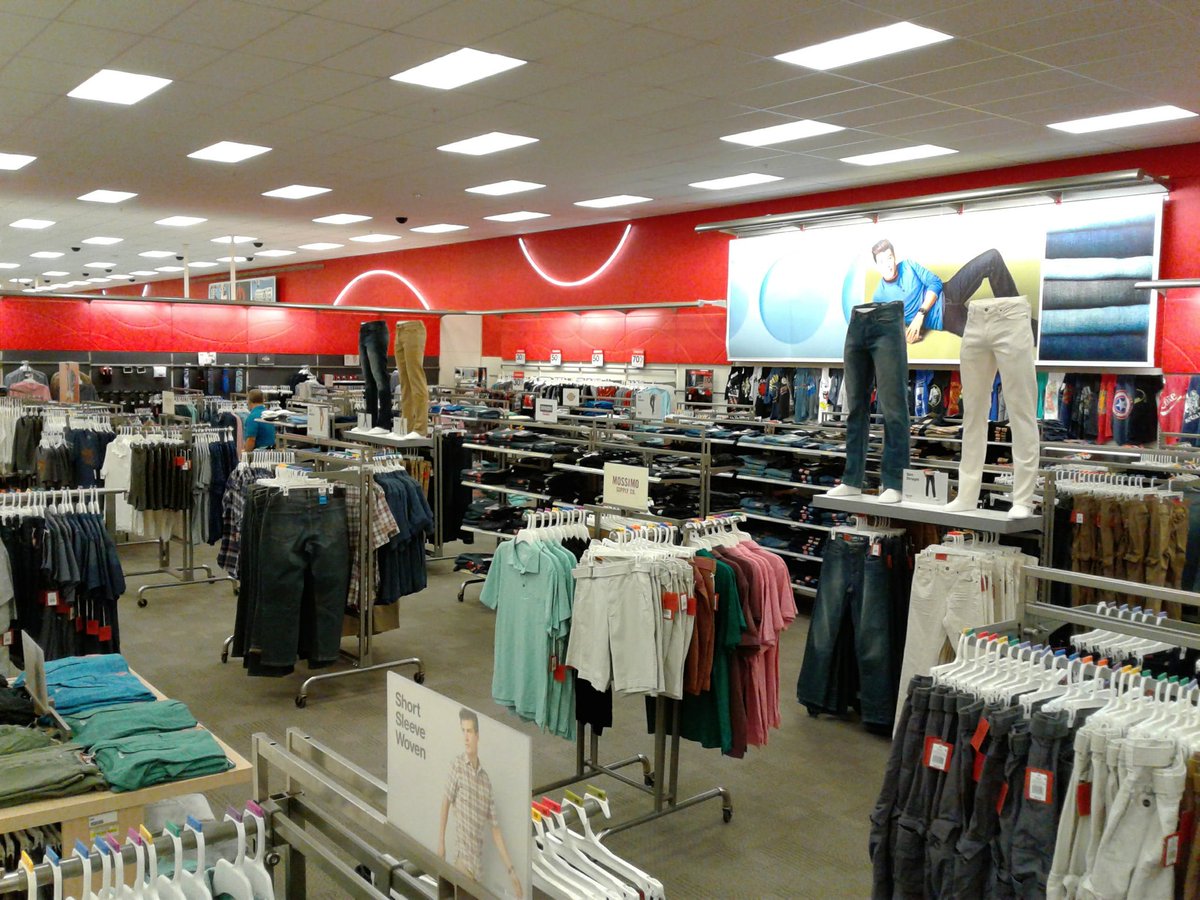 MollyMerch's tweet image. Day 2 Men's Revamp: Graphic Tee Wall and a real. live. DENIM SHOP!! 👖 @SamanthaVMML