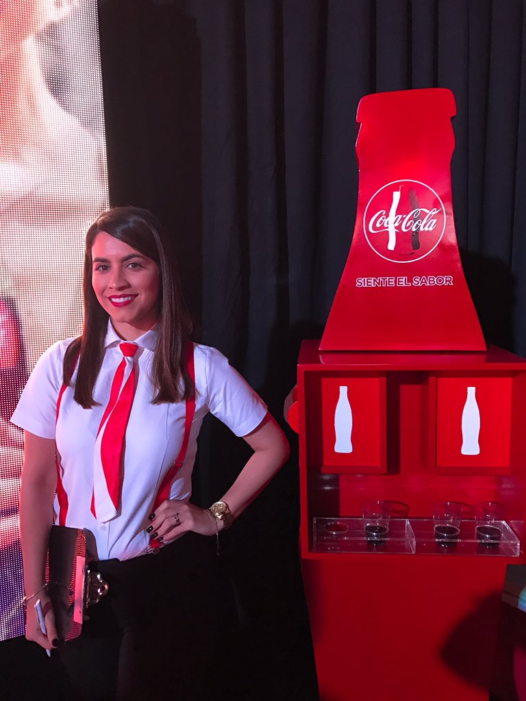 bolivarvalera's tweet photo. ¿Te atreves a adivinar cuál es la @cocacolard original y cuál es la sin azúcar? 💆♂️#SienteElSabor #UnaMismaSensación #CocaColaRD #Ad https://t.co/DC9YwKs92j